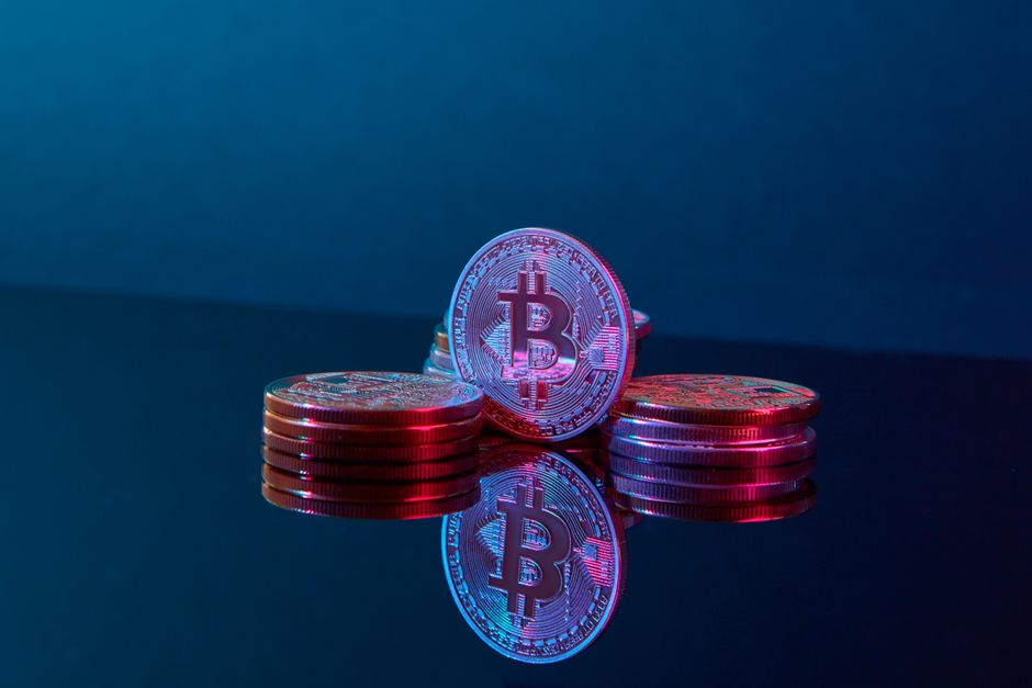 Bitcoin Fiyatı 65.000 Dolarda Dirençle Karşılaştı: Kurumsal Teknoloji Satışları Piyasaları Zorluyor