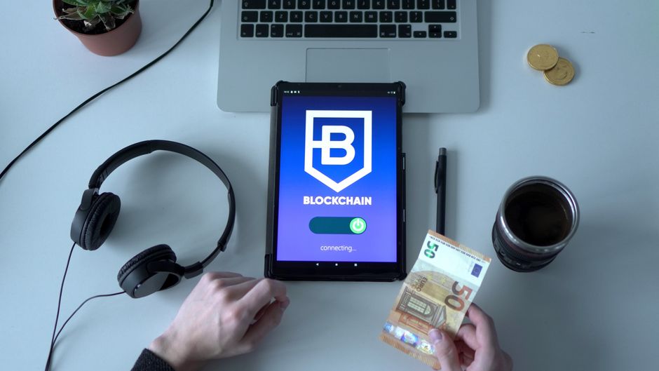 Bitcoin 77.500 Doların Üzerine Çıktı, XRP Öncülük Ediyor: Fed Faiz Artışı İhtimali %62'ye Geriledi